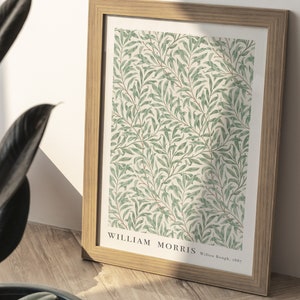 Puede incluir: Una impresi&oacute;n enmarcada de un patr&oacute;n floral verde y blanco con el texto "William Morris Willow Bough 1887".