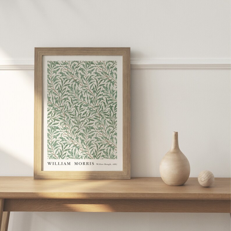 Puede incluir: Una impresi&oacute;n enmarcada de una ilustraci&oacute;n bot&aacute;nica con un patr&oacute;n repetitivo de ramas de sauce verdes sobre un fondo crema. La impresi&oacute;n est&aacute; titulada "WILLIAM MORRIS Willow Bough, 1887".