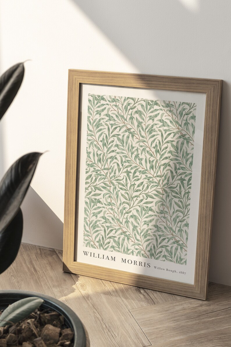 Puede incluir: Una impresi&oacute;n enmarcada de un patr&oacute;n floral verde y blanco con el texto "William Morris Willow Bough 1887".