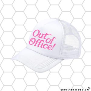 Op de afbeelding: Witte truckerpet met een mesh achterkant en een gebogen klep. De voorkant van de pet toont de tekst "Out of Office!" in roze letters. Geschikt voor vrijetijdskleding en buitenactiviteiten.