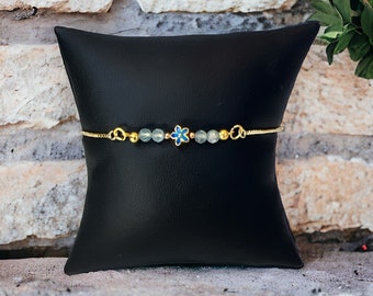 Charm de aguamarina y esmalte azul en pulsera de cadena de oro ajustable