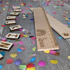 Personalisiertes Lineal 17cm Holzlineal Einschulung Wunschname Motiv Geschenk für Kinder Geburtstagsgeschenk Maßstab Gravur Bild 4