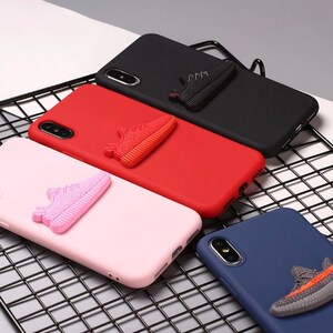 Puede incluir: Cuatro fundas para iPhone en diferentes colores con un dise&ntilde;o de zapato 3D. Las fundas son negras, rojas, rosas y azules.