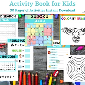 Könnte beinhalten: Ein buntes Aktivitätsbuch für Kinder mit 30 Seiten voller Aktivitäten. Das Buch enthält ein Suchwort, ein Sudoku-Rätsel, Malen nach Zahlen, ein Rätsel, einen Code zum Knacken und ein Labyrinth. Das Buch liegt auf einem Holztisch mit Bleistiften und anderen Schulsachen.
