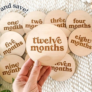 Wooden Monthly Milestone Markers - Minimalist baby milestone markers, Modern baby milestone cards, Newborn gift, Hello my name is sign