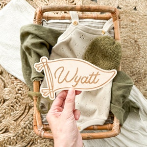 Fanion en bois personnalisé prénom pour bébé, nom d'hôpital, faire-part de naissance, faire-part de nom, Bonjour, je m'appelle