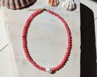 Natürliche Jade Perlen Kette mit einer Barockperle, Geschenk für Sie, Geschenk für Frau, Halskette
