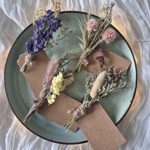 Farbe Kurzer Stiel | Getrocknete Blumen Ortsname | Mini Blumenstrauß | Blumen-Hochzeits-Bevorzugung | Getrocknete Blumen-Namensschild-Gedeck | Bund