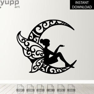 Puede incluir: Silueta negra de un hada sentada en una luna creciente con diseños intrincados. El hada tiene alas y sostiene una flor.