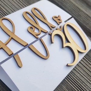 Biglietto d'auguri Hello Decade con scritta in legno
