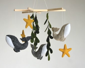 Handgemaakte mobiel met walvisbaby: decoratie voor de kinderkamer met oceaanmotief