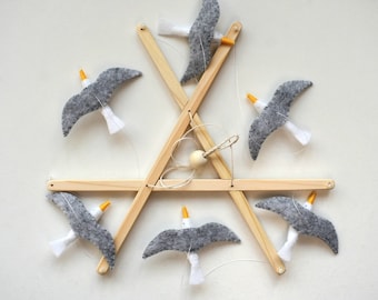 Handgemaakte mobiel met vliegende meeuwen: decoratie voor de kinderkamer met strandthema
