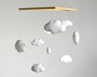 Handgemaakte wolkjes baby mobiel: neutrale babykamerdecoratie