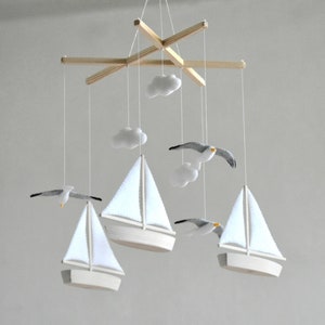 Handgjord havsmobil för babyn: Måsar och segelbåtar, barnrumsdekor, babyshowerpresent bild 8