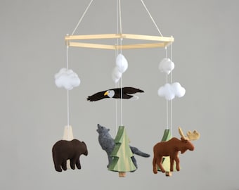 Handgemaakte babymobiel met bosmotief: vilten eland, beer en adelaar babykamerdecoratie