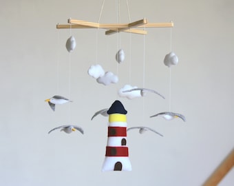 Handgemaakte babymobiel met meeuw en vuurtoren: nautische babykamerdecoratie