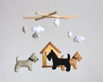 Handgemaakte babymobiel met hondje: decoratie voor de kinderkamer met een Schotse terriërpuppy.