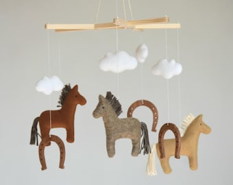 Móvil infantil de caballitos hecho a mano: decoración de guardería con animales de granja