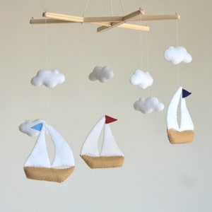 Babymobiel met zeilbootje: Nautische babykamerdecoratie, handgemaakt