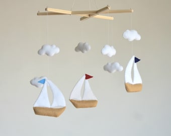 Babymobiel met zeilbootje: Nautische babykamerdecoratie, handgemaakt