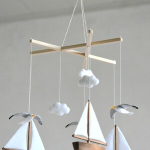Handgjord havsmobil för babyn: Måsar och segelbåtar, barnrumsdekor, babyshowerpresent bild 10