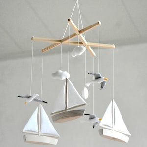 Handgjord havsmobil för babyn: Måsar och segelbåtar, barnrumsdekor, babyshowerpresent bild 4