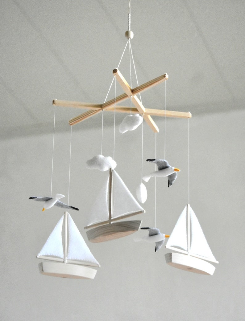 Handgjord havsmobil för babyn: Måsar och segelbåtar, barnrumsdekor, babyshowerpresent bild 4