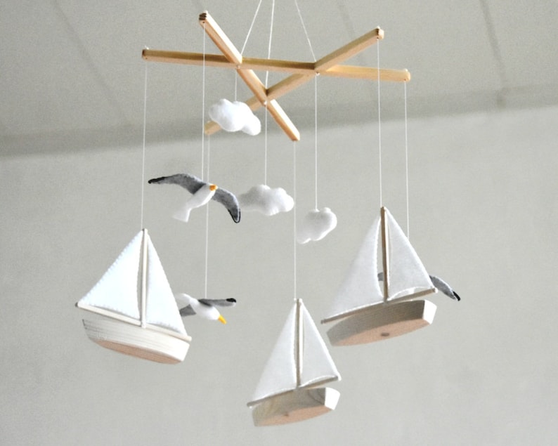 Handgjord havsmobil för babyn: Måsar och segelbåtar, barnrumsdekor, babyshowerpresent bild 3