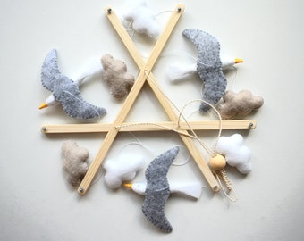 Babymobiel met vliegende meeuwen: handgemaakte decoratie voor de babykamer met oceaanmotief