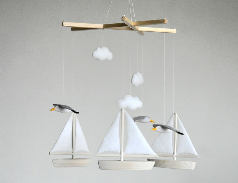 Handgjord havsmobil för babyn: Måsar och segelbåtar, barnrumsdekor, babyshowerpresent White