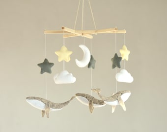 Mobiel met walvisjes van vilt: Nautische decoratie voor de babykamer