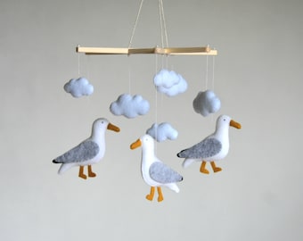 Handgemaakte meeuw babymobiel: nautische babykamerdecoratie