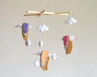 Handgemaakte babymobiel met vliegende vogel: decoratie voor de babykamer