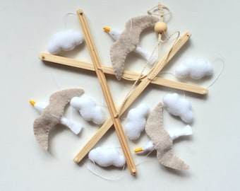 Babymobiel met vliegende meeuwen: handgemaakte decoratie voor de babykamer in nautische stijl