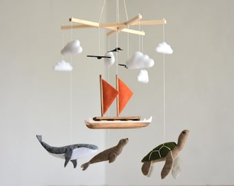 Handgemaakte Hawaiiaanse babymobiel: kano, schildpad, walvis en Iwa-vogels