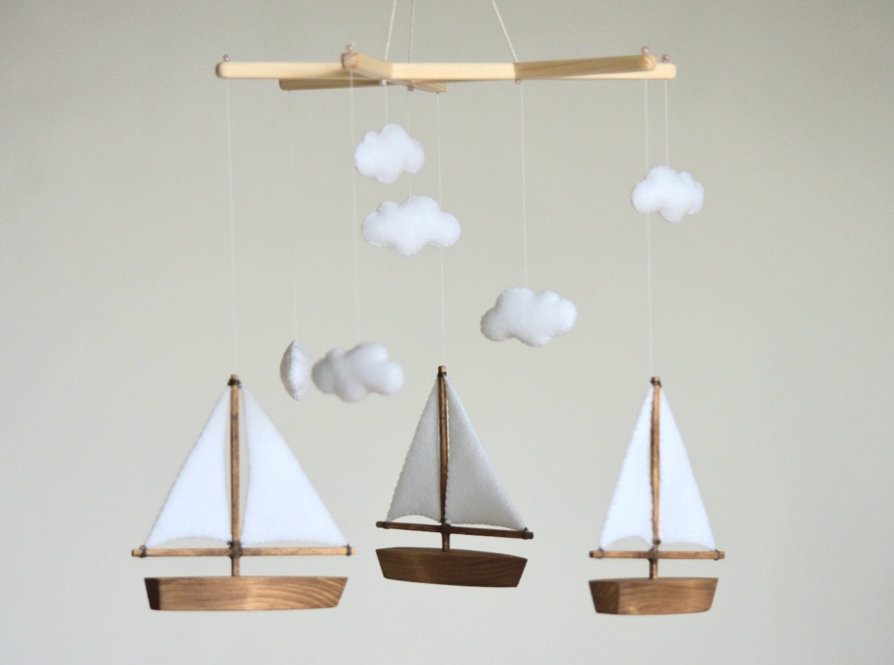 帆船モビール 手作り帆船型ベビーモビール：フェルトの雲、木製ボート - Etsy 日本