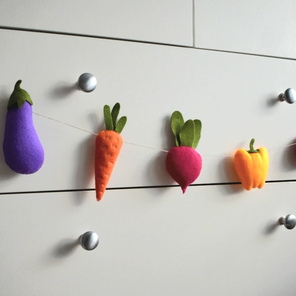 Plantaardige decoratie, groenteslinger, vegetarische slinger, viltgroentendecor, viltgroenten, groentekwekerijslinger, vilten slinger