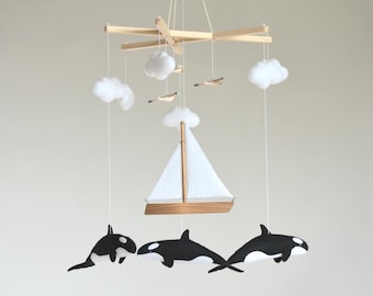 Baby mobiel met nautisch orka-motief: handgemaakte wiegdecoratie van vilt met oceaanmotief