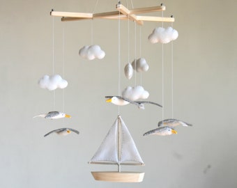 Mouettes volant autour d'un voilier, Mobile mouettes, Mobile océan, Mobile mer, Mobile pour chambre d'enfant, Déco pour chambre de bébé, Déco pour chambre de bébé, Déco pour lit de bébé