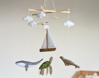 Handgemaakte baby-mobiel met zeethema, nautische decoratie voor de babykamer.