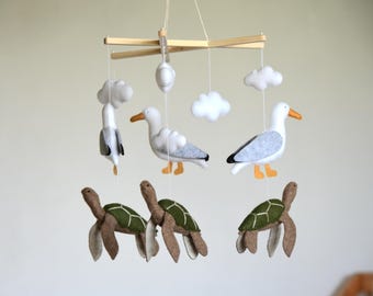Handgemaakte babymobiel met meeuw en schildpad: nautische babykamerdecoratie