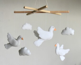 Handgemaakte babymobiel met witte duifjes, decoratie voor de babykamer met vliegende vogels