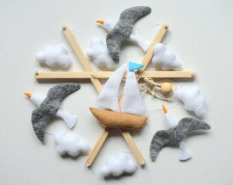 Mobiel met meeuwenbaby's: handgemaakte decoratie voor de kinderkamer met oceaanmotief