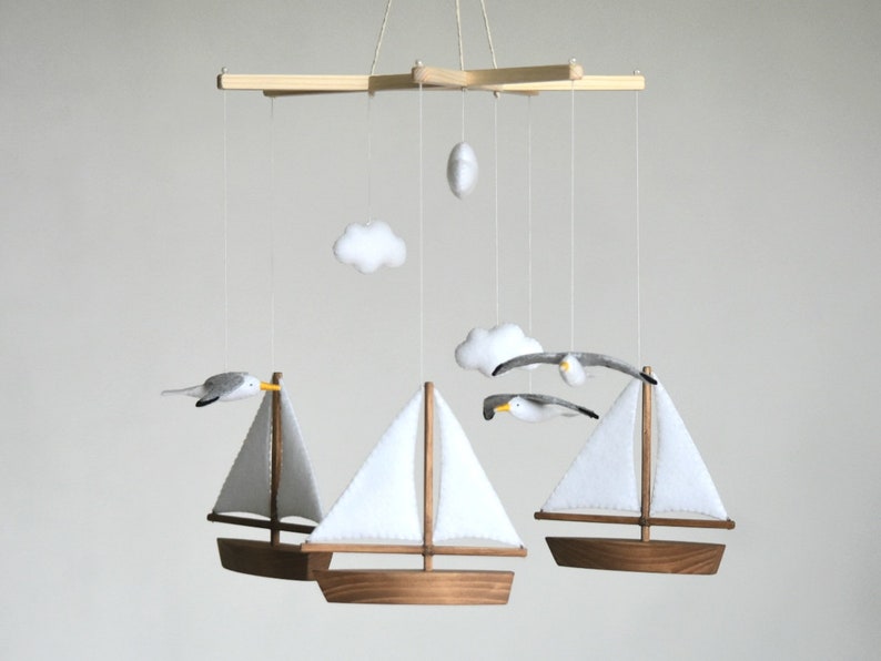 Handgjord havsmobil för babyn: Måsar och segelbåtar, barnrumsdekor, babyshowerpresent bild 9