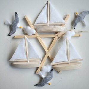 Handgjord havsmobil för babyn: Måsar och segelbåtar, barnrumsdekor, babyshowerpresent bild 5