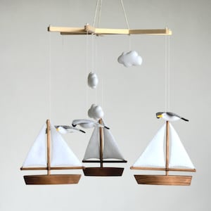 Handgjord havsmobil för babyn: Måsar och segelbåtar, barnrumsdekor, babyshowerpresent Brown