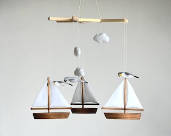 Móvil infantil marino hecho a mano: gaviotas y veleros para la decoración de la habitación del bebé, regalo para baby shower.