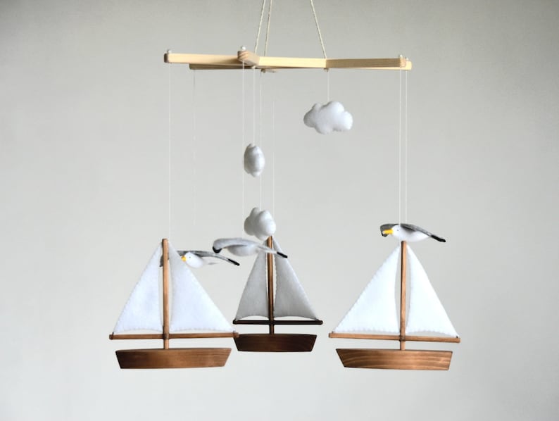 Handgjord havsmobil för babyn: Måsar och segelbåtar, barnrumsdekor, babyshowerpresent Brown