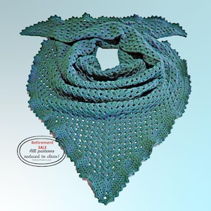 Könnte beinhalten: Handgefertigter, offener Schal in Türkis- und Grüntönen. Der dreieckige Schal hat einen gewellten Rand und eine zentrale Öffnung. Das Bild enthält den Text: "Retirement SALE All patterns reduced to clear!"