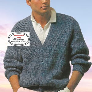 Könnte beinhalten: Ein blauer Strickcardigan mit V-Ausschnitt und Knopfverschluss. Der Pullover hat gerippte Bündchen und eine Tasche. Das Bild enthält ein weißes Oval mit dem Text "Retirement SALE All patterns reduced to clean!"